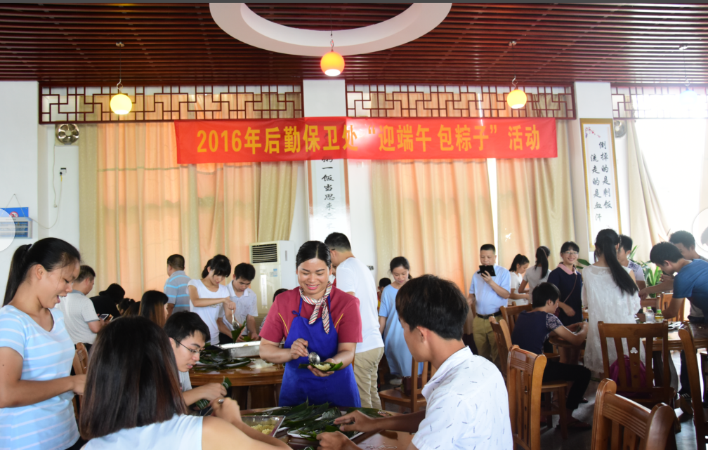 学生和后勤员工其乐融融感受端午气息。